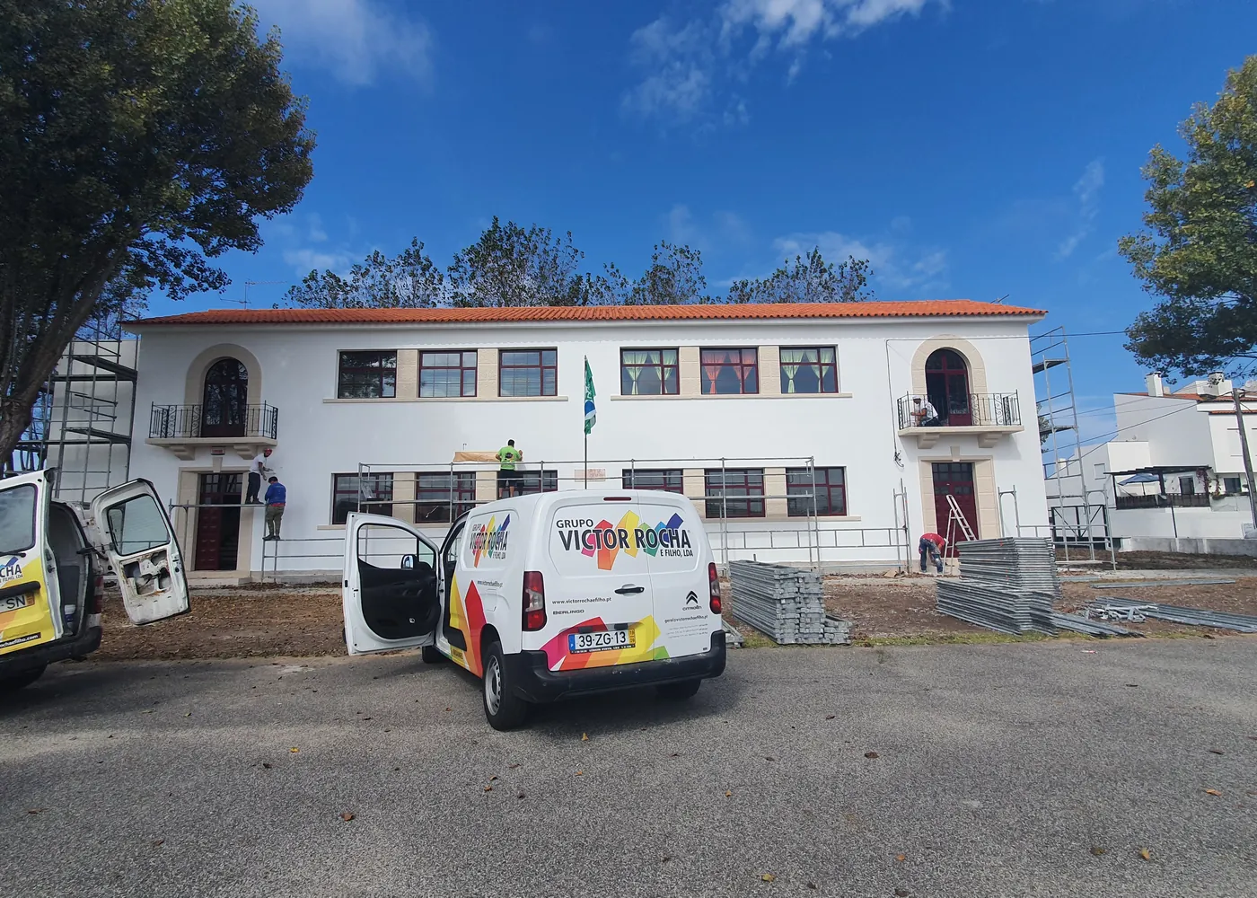 Escola Básica S. Jacinto com viaturas do Grupo Victor Rocha em obra