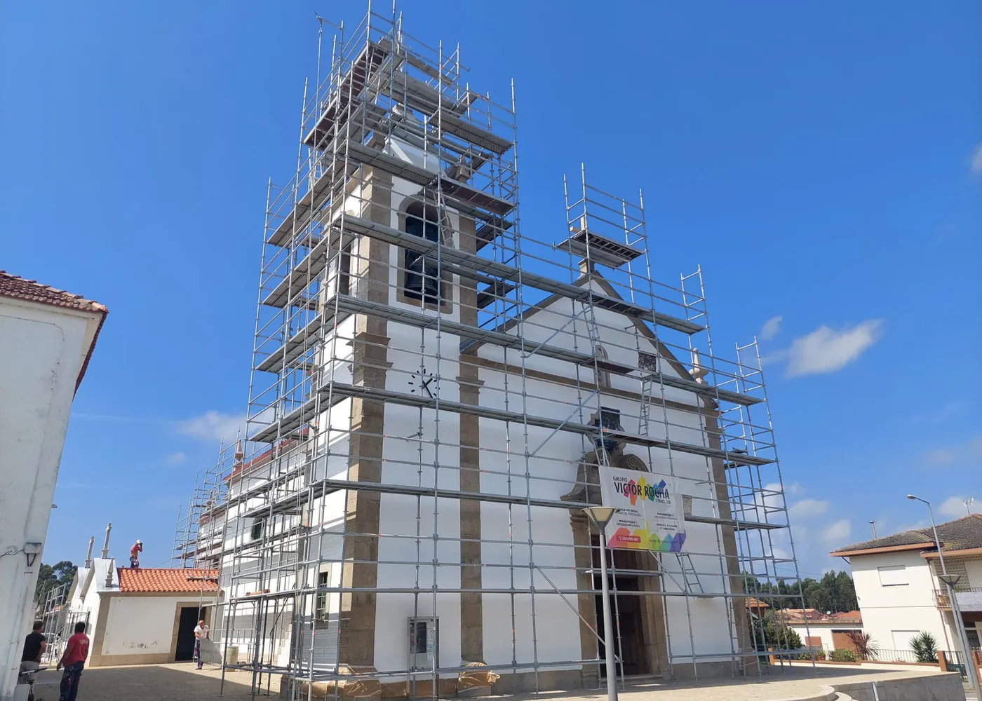 Torre da Igreja Paroquial de Arada com andaimes durante a manutenção