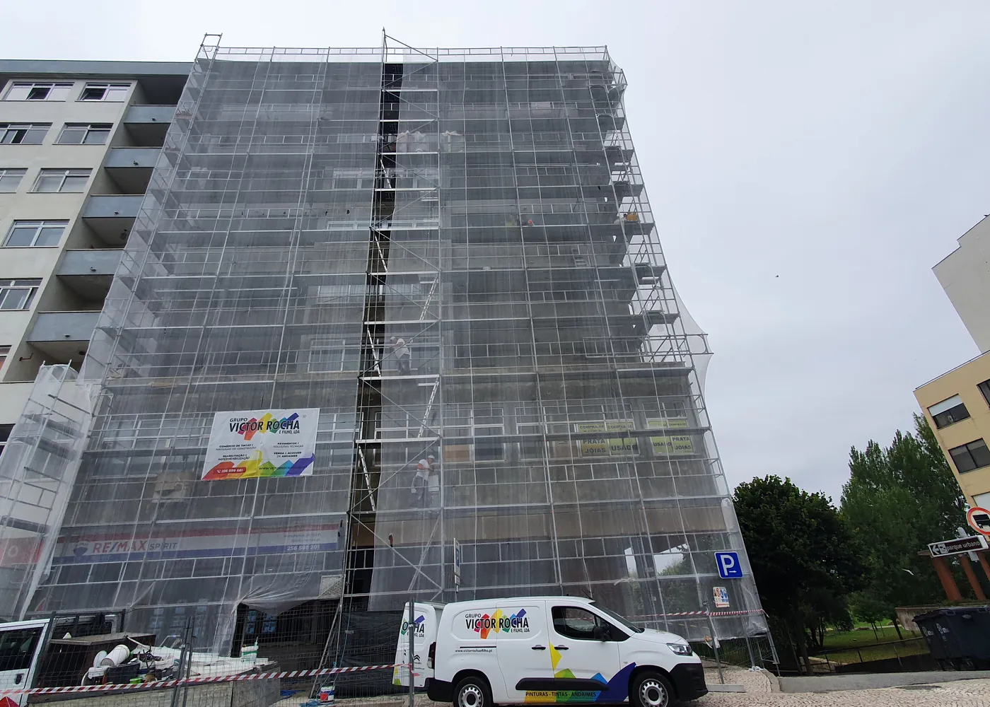 Edifício de uso misto com andaime montado para aplicação do sistema RDA